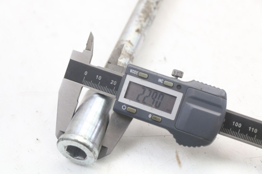 photo de OŚ PRZEDNIEGO KOŁA KAWASAKI GTR 1000 (1994 - 2004) - Inny kąt widzenia