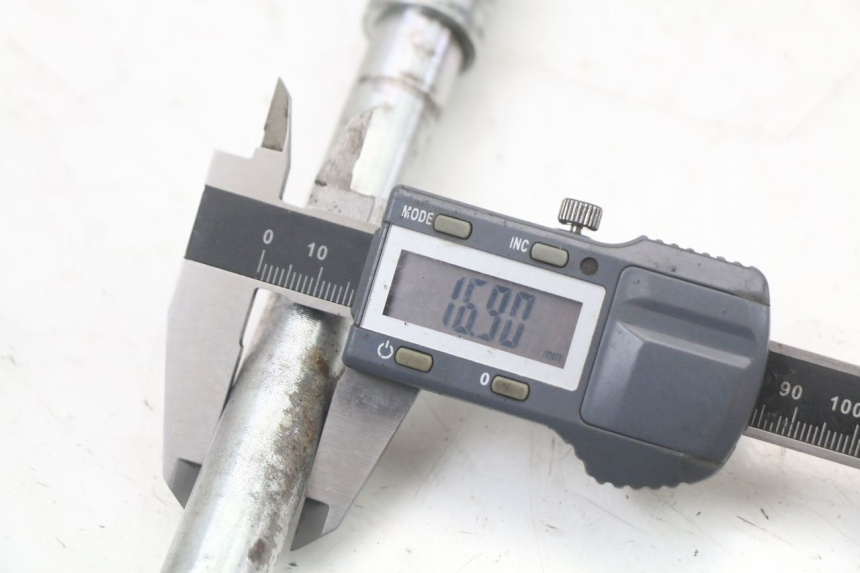 photo de OŚ PRZEDNIEGO KOŁA KAWASAKI GTR 1000 (1994 - 2004) - Zbliżenie techniczne