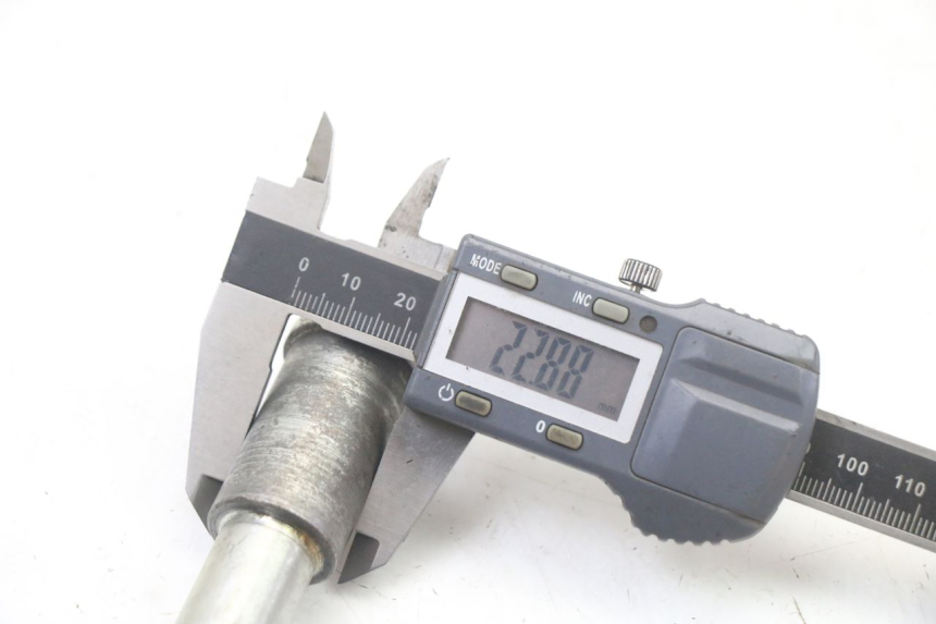 photo de OŚKA KOŁA PRZEDNIEGO KAWASAKI ZR7 ZR-7 S 750 (1999 - 2004) - Inny kąt widzenia