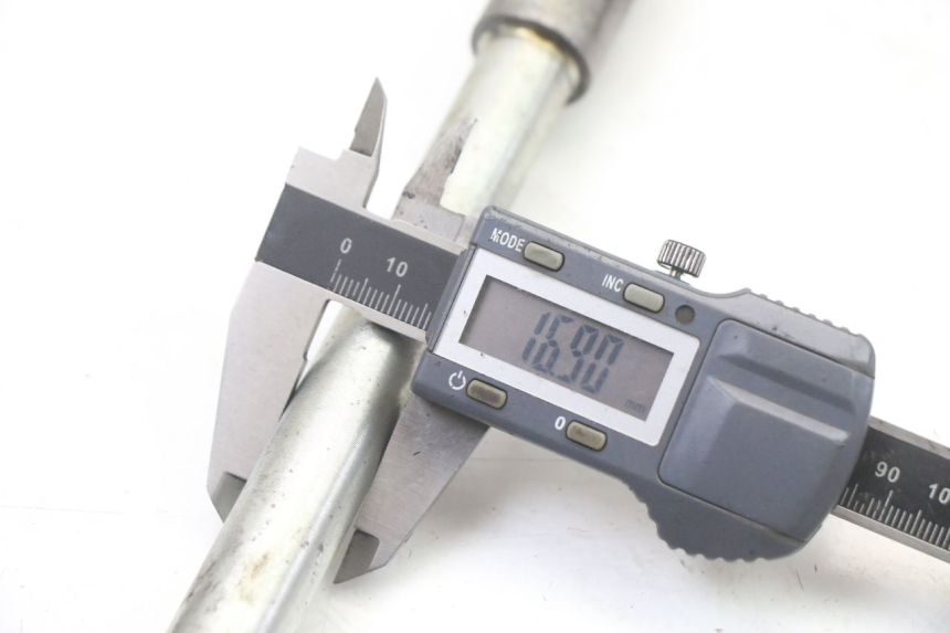 photo de OŚKA KOŁA PRZEDNIEGO KAWASAKI ZR7 ZR-7 S 750 (1999 - 2004) - Zbliżenie techniczne