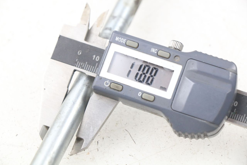 photo de OŚ KOŁA PRZEDNIEGO PEUGEOT KISBEE 4T 50 (2010 - 2017) - Inny kąt widzenia