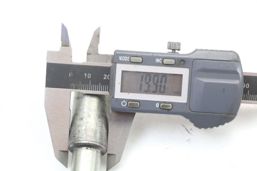 photo de OŚ PRZEDNIEGO KOŁA RENAULT KOURANOS 125 (2001 - 2004) - Zbliżenie techniczne