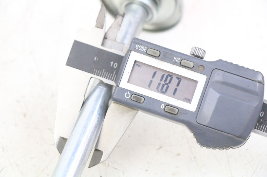 photo de OŚ KOŁA PRZEDNIEGO KAWASAKI KX L 85 (2022 - 2024) - Inny kąt widzenia