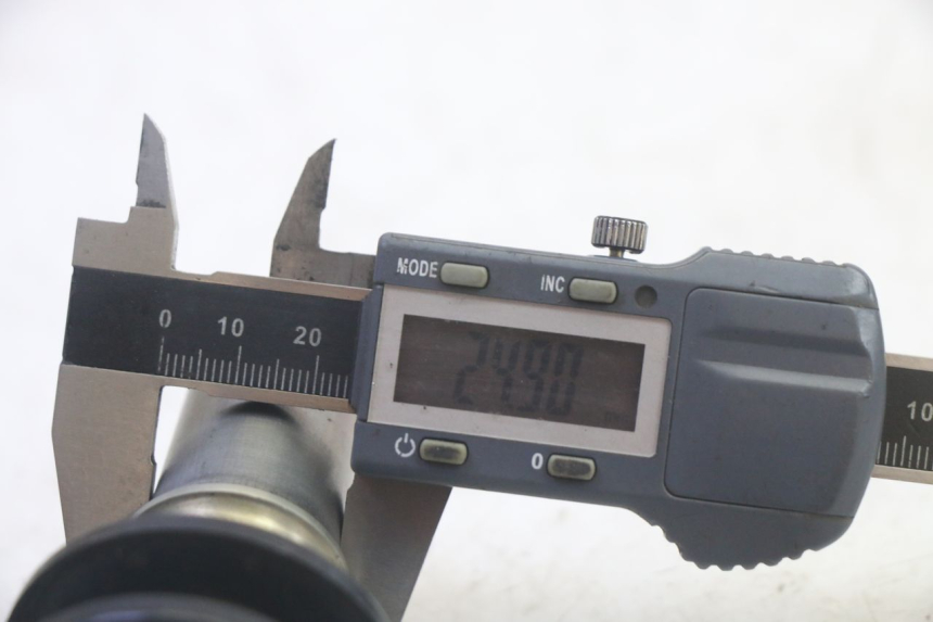 photo de OŚ KOŁA PRZEDNIEGO KAWASAKI KXF KX-F 250 (2017 - 2019) - Zbliżenie techniczne