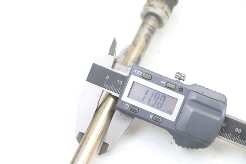 photo de OŚ PRZEDNIEGO KOŁA KYMCO GRAND DINK 125 (2008 - 2014) - Zbliżenie techniczne