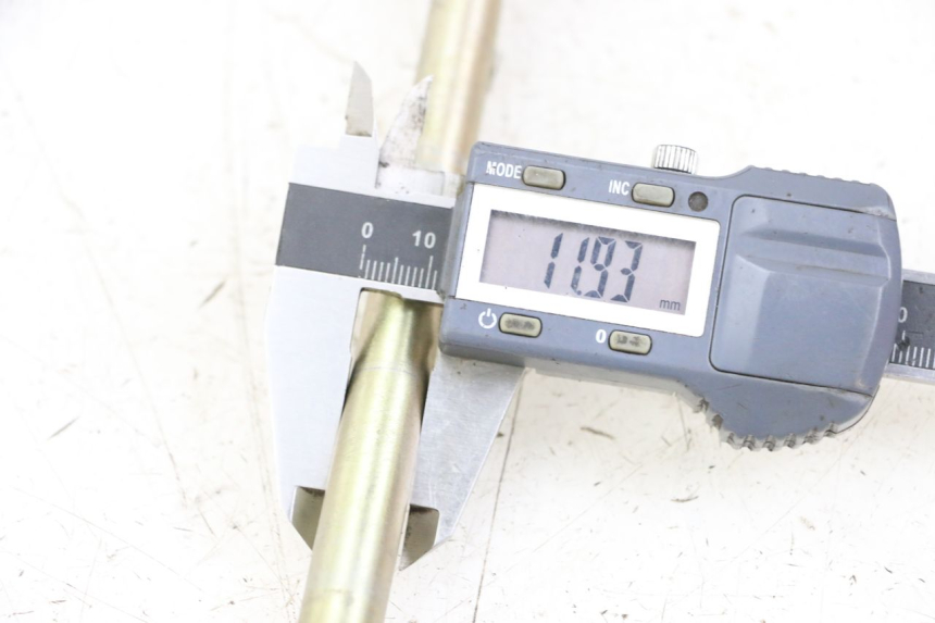 photo de OŚKA KOŁA PRZEDNIEGO KYMCO STRYKER OFF ROAD 125 (1999 - 2005) - Szczegół części