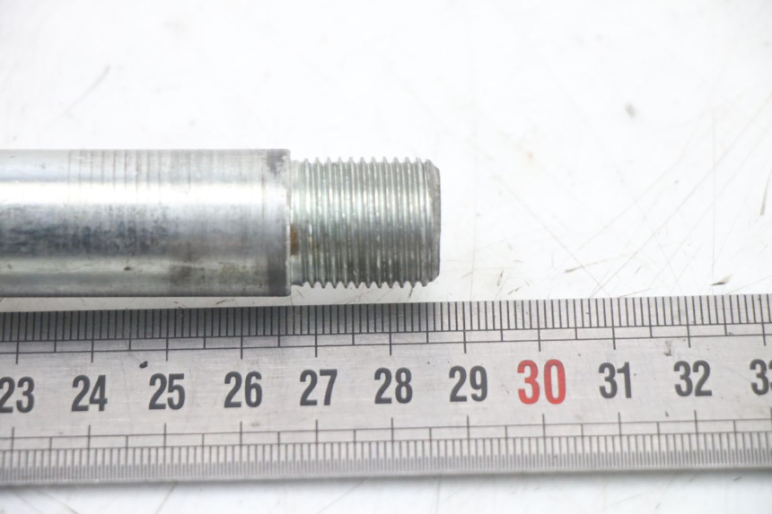 photo de OŚ KOŁA PRZEDNIEGO KYMCO XCITING 500 (2007 - 2010) - Inny kąt widzenia