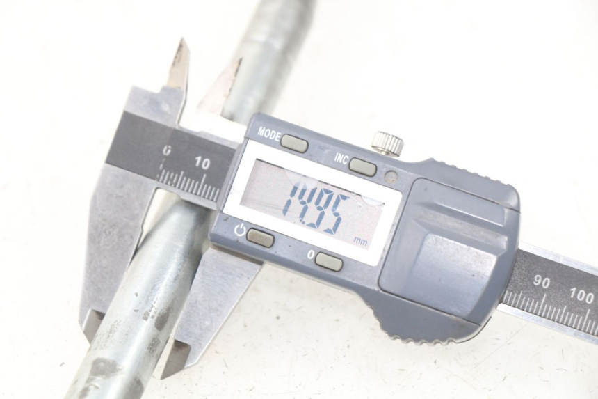 photo de OŚ KOŁA PRZEDNIEGO PIAGGIO LIBERTY 4T 50 (2009 - 2015) - Inny kąt widzenia