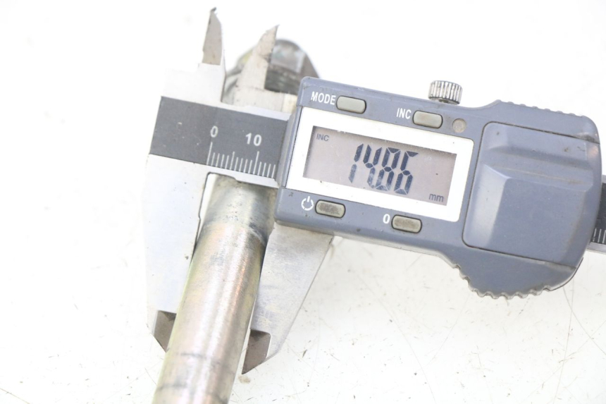 photo de OŚ KOŁA PRZEDNIEGO PIAGGIO LIBERTY IGET 4T 50 (2015 - 2020) - Inny kąt widzenia