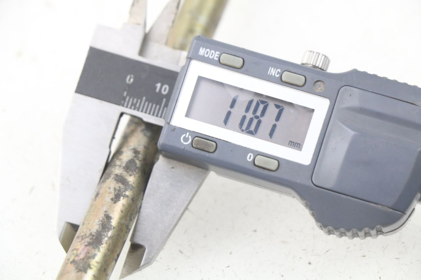 photo de OŚ KOŁA PRZEDNIEGO KYMCO LIKE 2T 50 (2009 - 2018) - Inny kąt widzenia