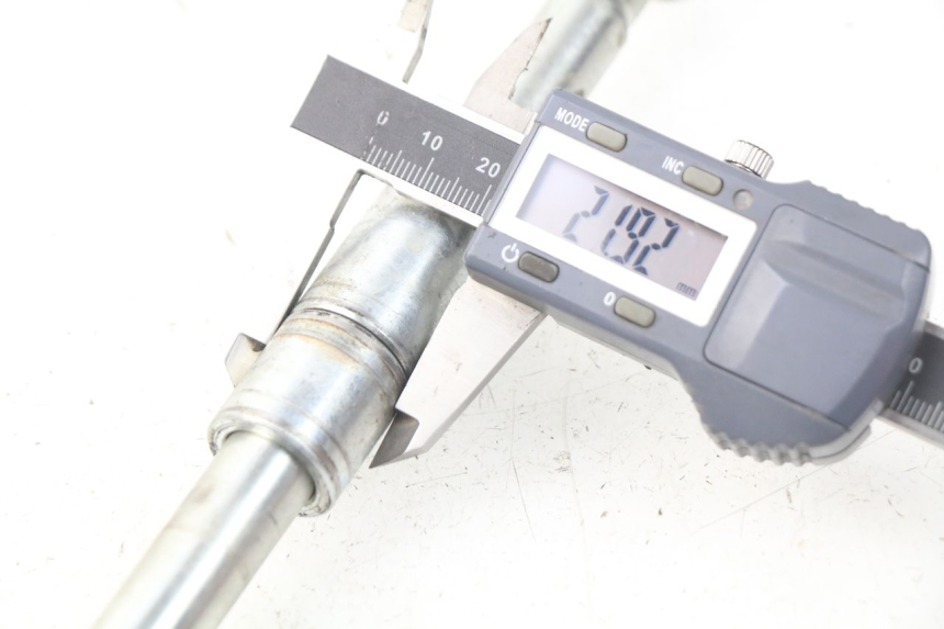 photo de OŚ KOŁA PRZEDNIEGO YCF LITE F 125 - Inny kąt widzenia