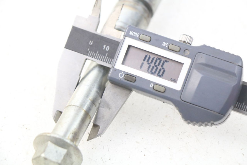 photo de OŚ KOŁA PRZEDNIEGO YCF LITE F 125 - Zbliżenie techniczne