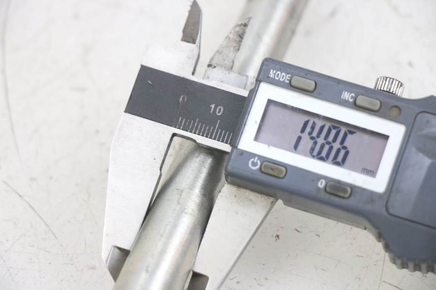 photo de OŚ PRZEDNIEGO KOŁA PIAGGIO MEDLEY 125 (2016 - 2023) - Szczegół części