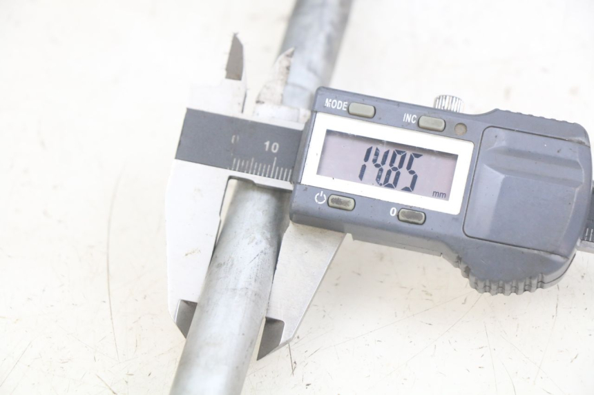 photo de OŚ PRZEDNIEGO KOŁA PIAGGIO NEW TYPHOON 50 (2010 - 2017) - Szczegół części