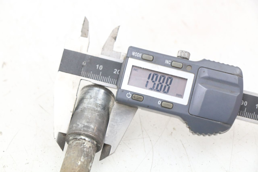 photo de OŚ KOŁA PRZEDNIEGO GILERA NEXUS 125 (2009 - 2013) - Zbliżenie techniczne