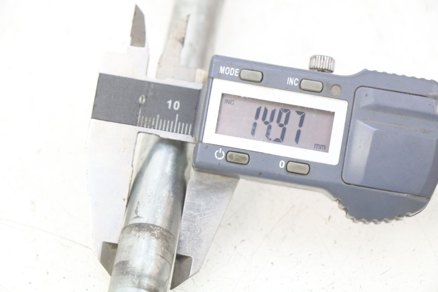 photo de OŚ KOŁA PRZEDNIEGO GILERA NEXUS 125 (2009 - 2013) - Widok ogólny