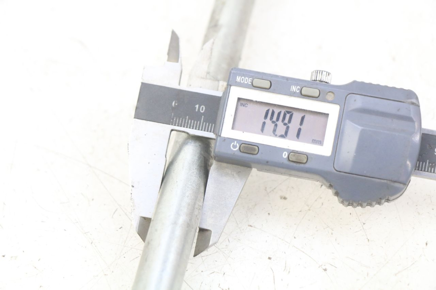 photo de OŚ KOŁA PRZEDNIEGO GILERA NEXUS 125 (2007 - 2009) - Szczegół części