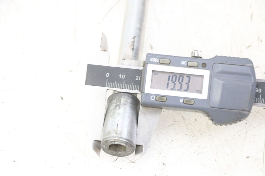 photo de OŚ KOŁA PRZEDNIEGO GILERA NEXUS 125 (2009 - 2013) - Zbliżenie techniczne