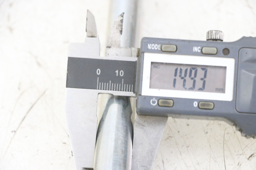 photo de OŚ KOŁA PRZEDNIEGO GILERA NEXUS 125 (2009 - 2013) - Widok ogólny