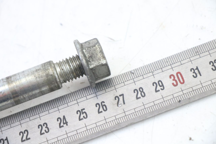 photo de OŚ KOŁA PRZEDNIEGO GILERA NEXUS 125 (2009 - 2013) - Inny kąt widzenia