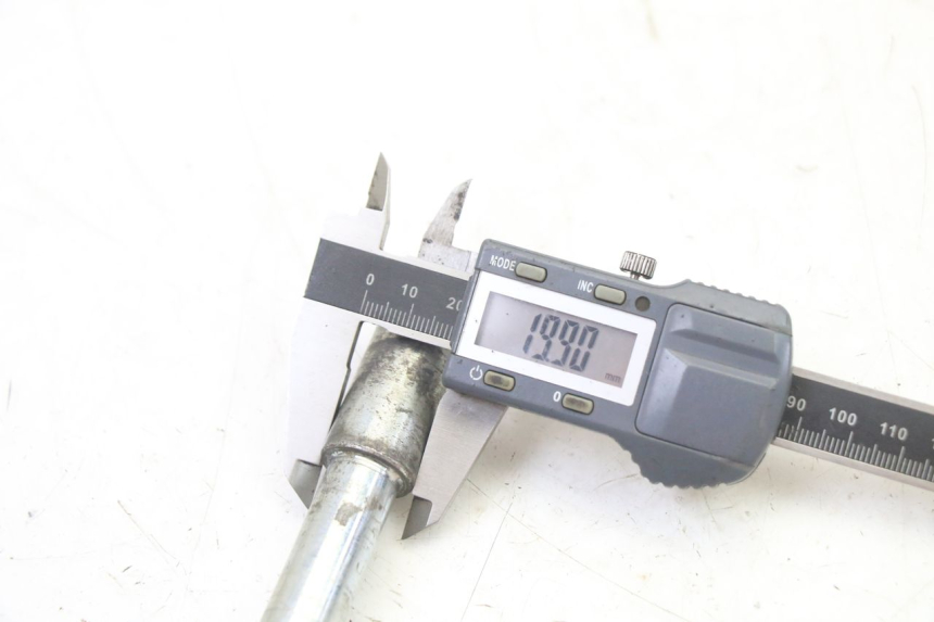 photo de OŚ KOŁA PRZEDNIEGO GILERA NEXUS 125 (2009 - 2013) - Zbliżenie techniczne