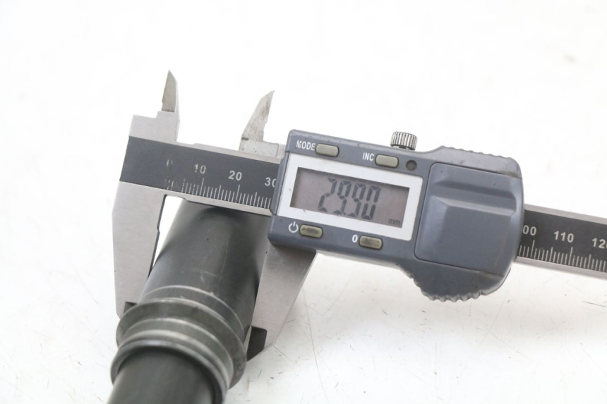 photo de OŚ KOŁA PRZEDNIEGO MOTO GUZZI NORGE 8V GT 1200 (2011 - 2016) - Inny kąt widzenia