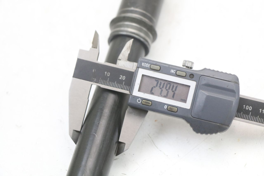 photo de OŚ KOŁA PRZEDNIEGO MOTO GUZZI NORGE 8V GT 1200 (2011 - 2016) - Zbliżenie techniczne