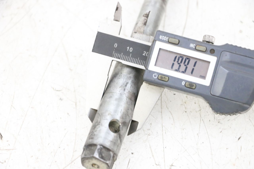 photo de OŚ KOŁA PRZEDNIEGO HONDA NSR R 125 (1994 - 2003) - Widok ogólny