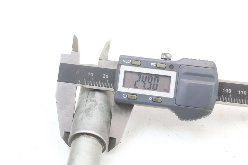 photo de OŚ KOŁA PRZEDNIEGO HONDA NTV DEAUVILLE 650 (1998 - 2001) - Inny kąt widzenia