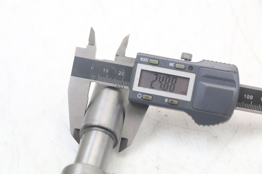 photo de OŚ KOŁA PRZEDNIEGO HONDA NTV DEAUVILLE 650 (1998 - 2001) - Inny kąt widzenia