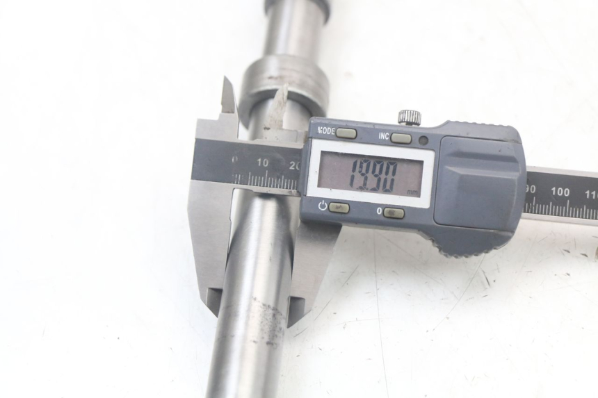 photo de OŚ KOŁA PRZEDNIEGO HONDA NTV DEAUVILLE 650 (1998 - 2001) - Zbliżenie techniczne