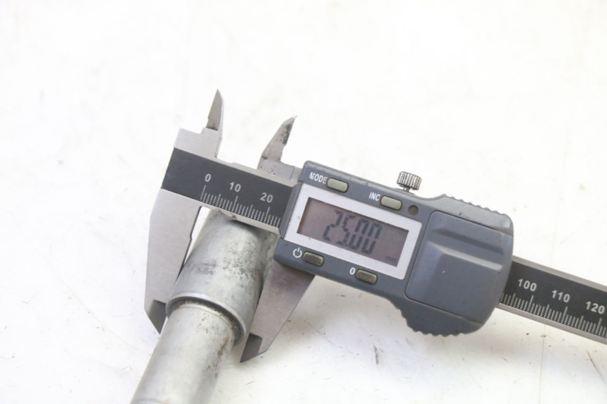 photo de OŚ KOŁA PRZEDNIEGO HONDA NTV DEAUVILLE 650 (2001 - 2006) - Zbliżenie techniczne