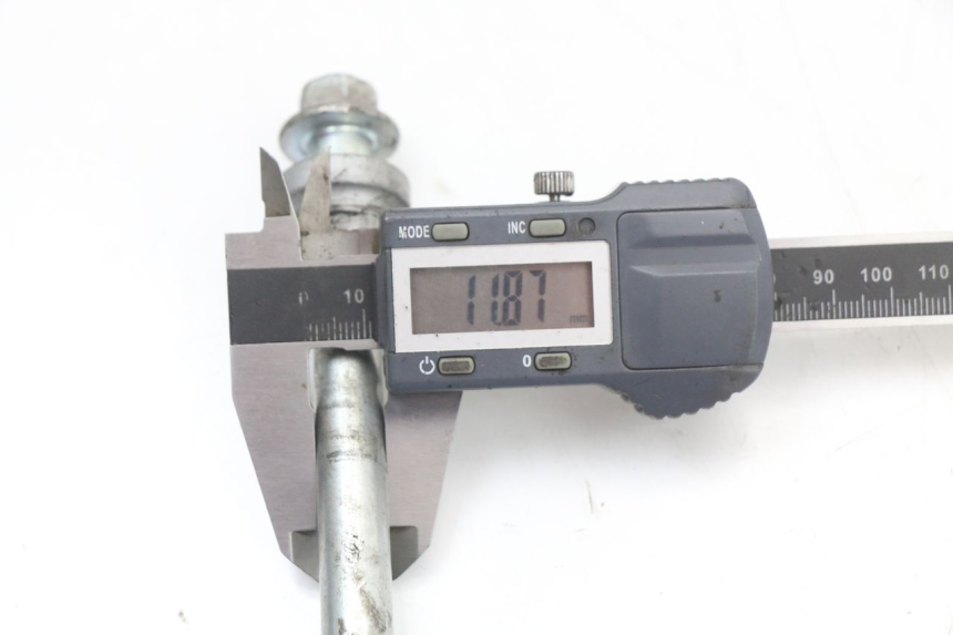 photo de OŚ KOŁA PRZEDNIEGO HONDA PCX (JF28) 125 (2009 - 2011) - Inny kąt widzenia