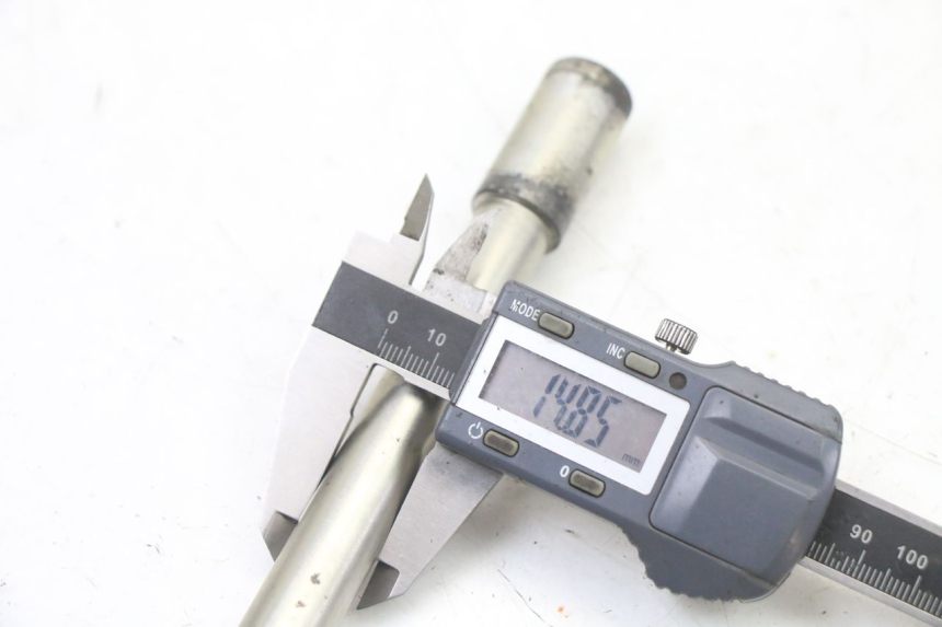 photo de OŚ KOŁA PRZEDNIEGO PEUGEOT SATELIS 125 (2013 - 2018) - Zbliżenie techniczne