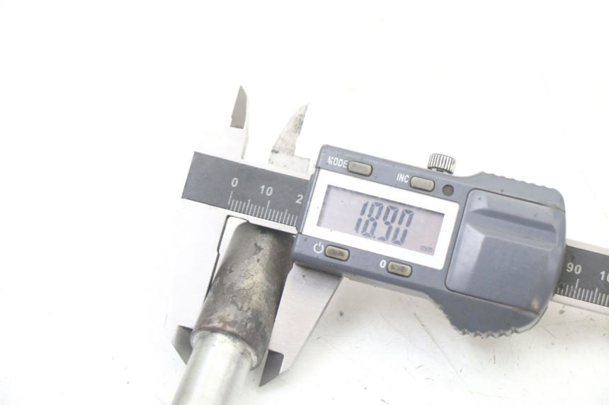 photo de OŚ KOŁA PRZEDNIEGO PEUGEOT SPEEDFIGHT 3 LC 2T 50 (2009 - 2015) - Zbliżenie techniczne