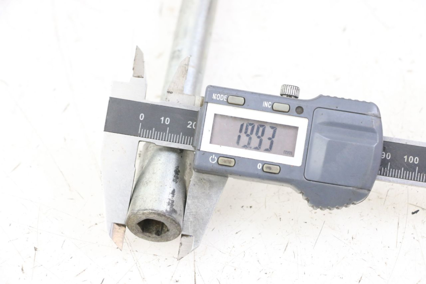 photo de OŚ KOŁA PRZEDNIEGO PIAGGIO BEVERLY 125 (1998 - 2005) - Inny kąt widzenia