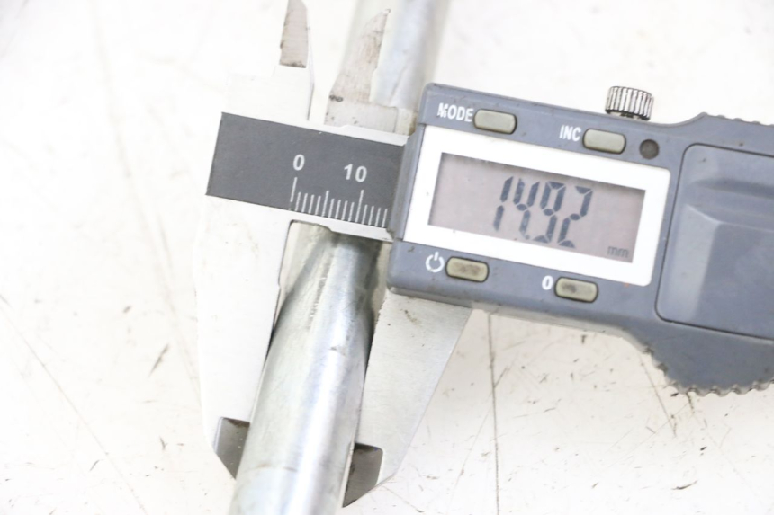 photo de OŚ KOŁA PRZEDNIEGO PIAGGIO BEVERLY 125 (1998 - 2005) - Zbliżenie techniczne