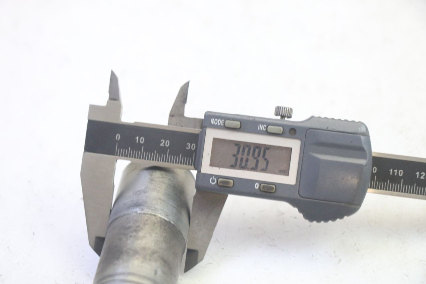 photo de OŚ KOŁA PRZEDNIEGO BMW R RT ABS 1200 (2010 - 2014) - Zbliżenie techniczne