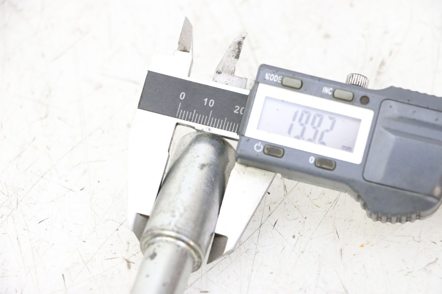 photo de OŚ KOŁA PRZEDNIEGO MAG POWER R-STREET 50 (2016 - 2025) - Zoom stanu zużycia