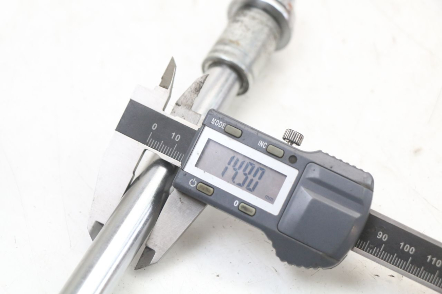 photo de OŚ KOŁA PRZEDNIEGO REGAL RAPTOR SPYDER 125 (2010 - 2018) - Zbliżenie techniczne