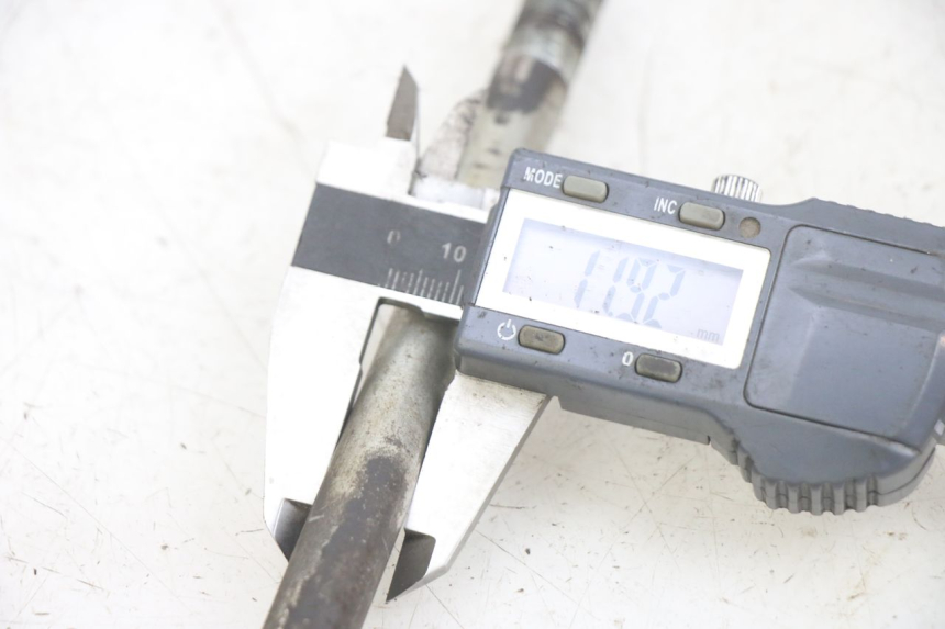 photo de OŚKA KOŁA PRZEDNIEGO GILERA RK 50 (1996 - 1999) - Szczegół części