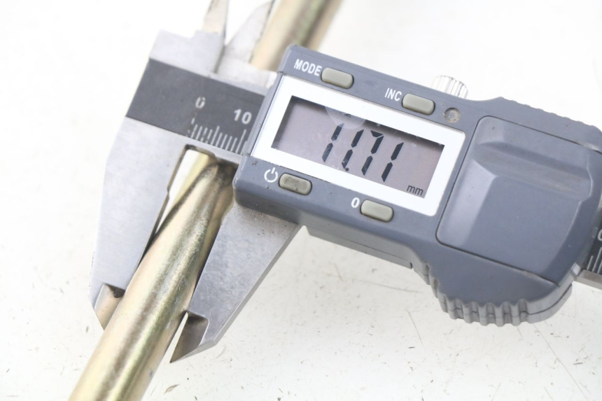 photo de OŚ KOŁA PRZEDNIEGO TNT MOTOR ROMA 12' 2T 50 (2007 - 2018) - Inny kąt widzenia