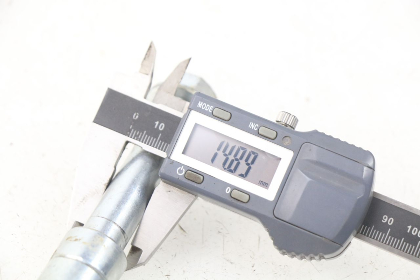 photo de OŚ KOŁA PRZEDNIEGO MINI MX ROOKIE 125 - Zoom stanu zużycia