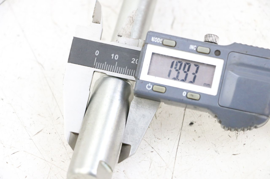 photo de OŚ KOŁA PRZEDNIEGO ROYAL ENFIELD CONTINENTAL GT 650 (2019 - 2024) - Inny kąt widzenia