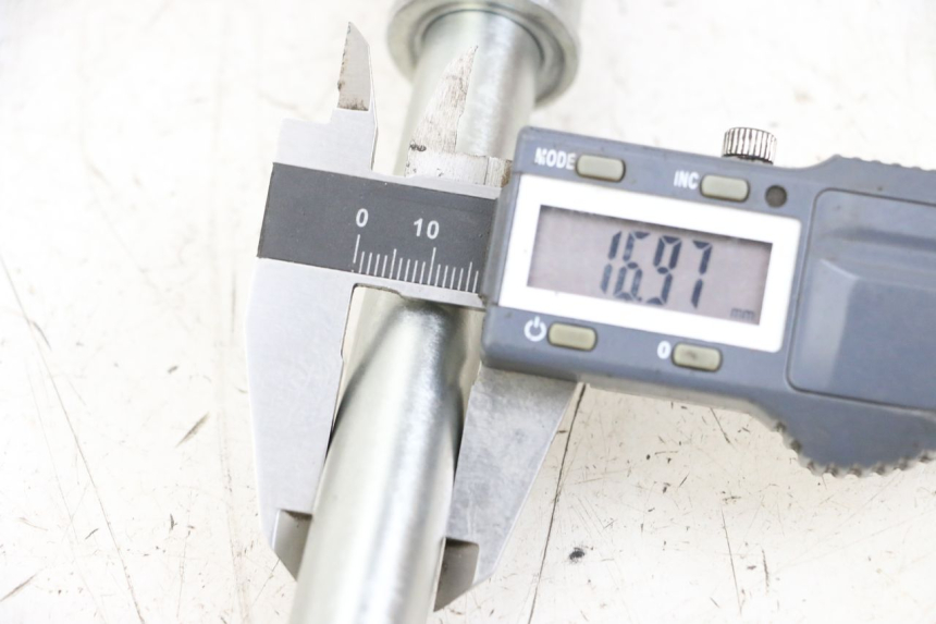 photo de OŚ KOŁA PRZEDNIEGO ROYAL ENFIELD CONTINENTAL GT 650 (2019 - 2024) - Zbliżenie techniczne