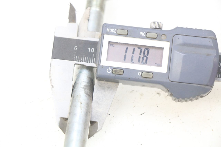 photo de OŚ KOŁA PRZEDNIEGO JM MOTORS SANTANA 50 (2014 - 2023) - Inny kąt widzenia