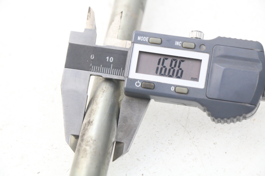 photo de OŚ KOŁA PRZEDNIEGO PEUGEOT SATELIS 500 (2007 - 2013) - Inny kąt widzenia