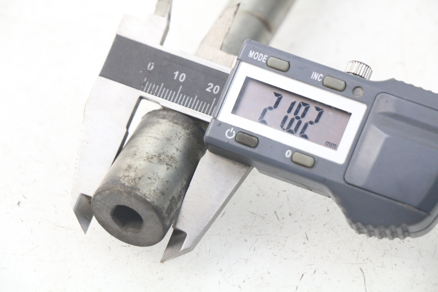 photo de OŚ KOŁA PRZEDNIEGO PEUGEOT SATELIS 500 (2007 - 2013) - Zbliżenie techniczne