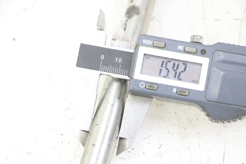 photo de OŚ KOŁA PRZEDNIEGO PEUGEOT SATELIS 125 (2013 - 2018) - Zoom stanu zużycia