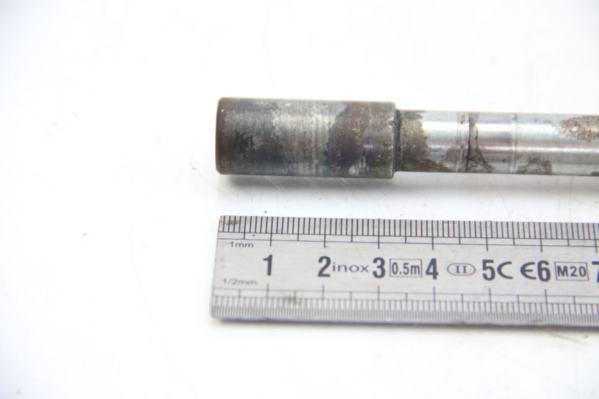 photo de OŚ KOŁA PRZEDNIEGO APRILIA SCARABEO 4T 50 (2009 - 2017) - Zbliżenie techniczne